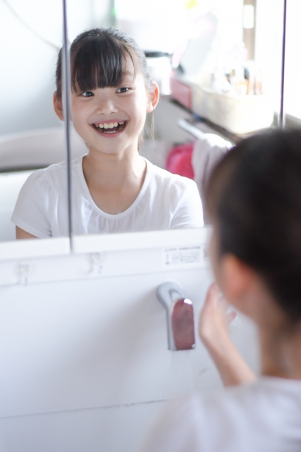 鏡を見ている少女