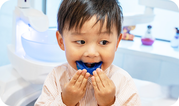 マウスピースをしている子供の画像