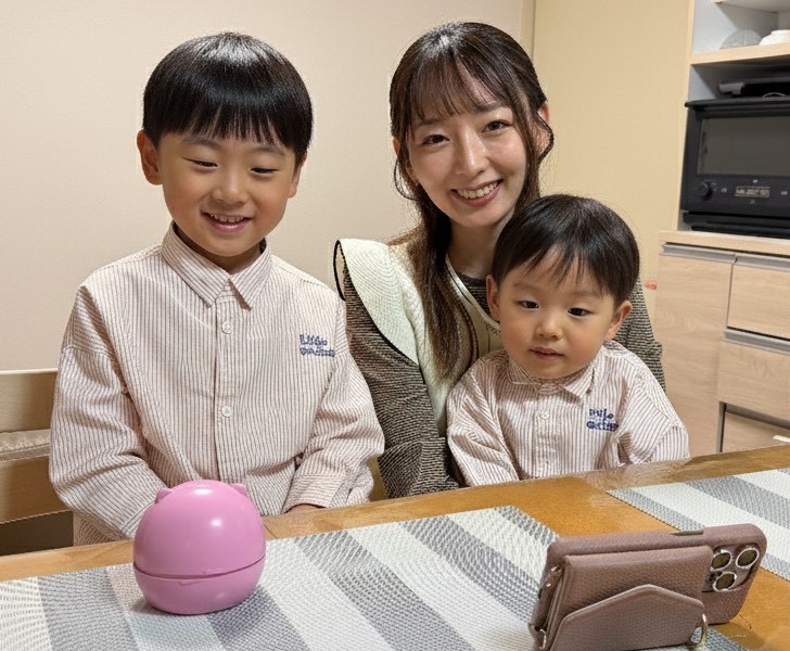 家族で面談している画像